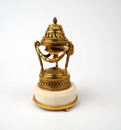 Brûle-parfum en bronze doré, la base cylindrique...