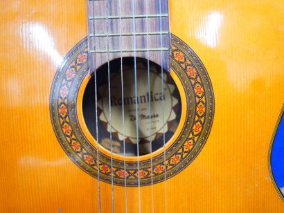 Guitare sèche portant l'étiquette 