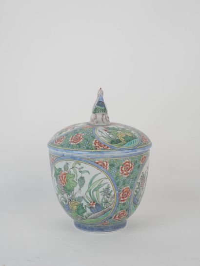 CHINE, XXe siècle
Coupe couverte en porcelaine...
