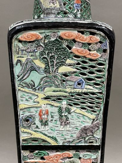 CHINE, fin du XIXème siècle
Vase en porcelaine...