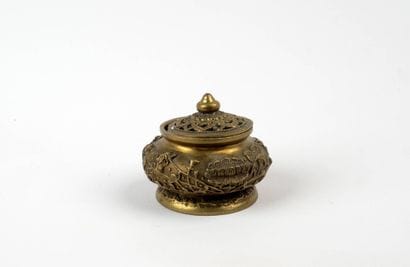 CHINE - Moderne
Brûle-parfum en bronze ciselé...