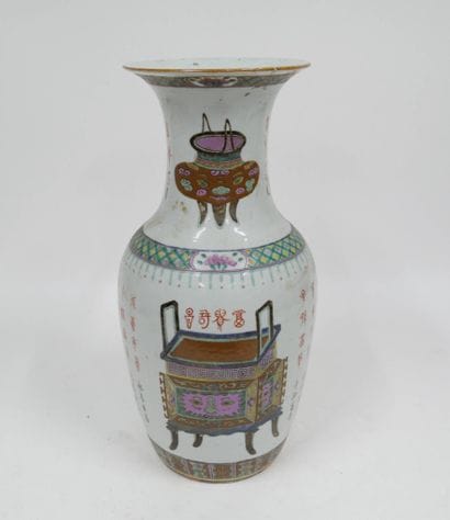 Vase balustre en porcelaine et émaux polychromes...