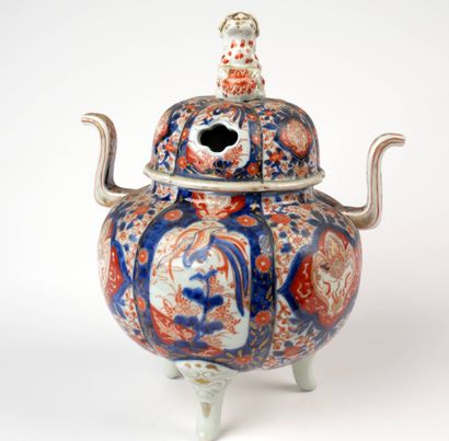 JAPON 
Brûle-parfum en porcelaine tripode...