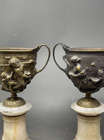 Paire de coupes en bronze au décor mythologique...