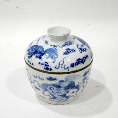 Chine pour le Vietnam. 
Bol couvert en porcelaine...