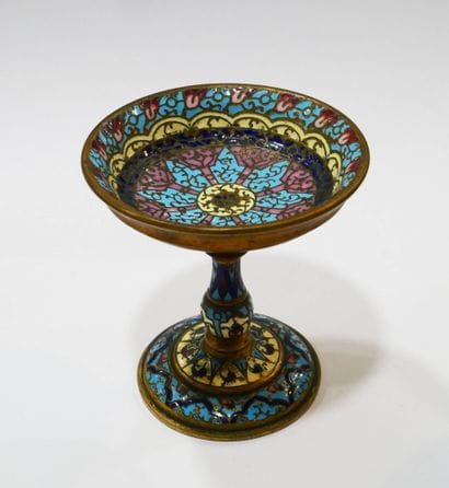 Coupe circulaire sur pied en bronze doré...