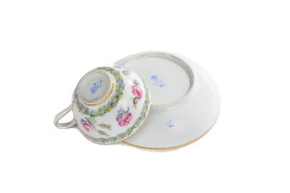 SÈVRES, dans le goût.
Paire de tasses à thé...