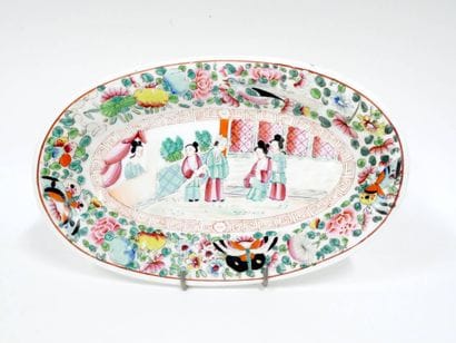 SEVRES 
Petit plat ovale en porcelaine au...