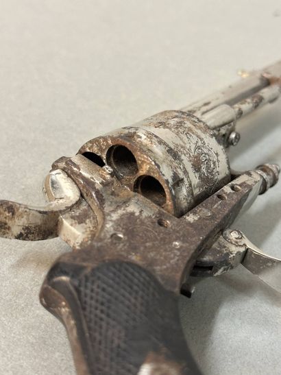 Petit revolver à percussion centrale.
Pour...