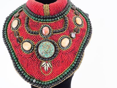 NEPAL - XXe siècle
Collier plastron en forme...