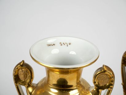 Paire de vases en porcelaine de Paris en...