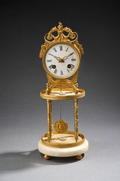 Pendule squelette en bronze doré et marbre...
