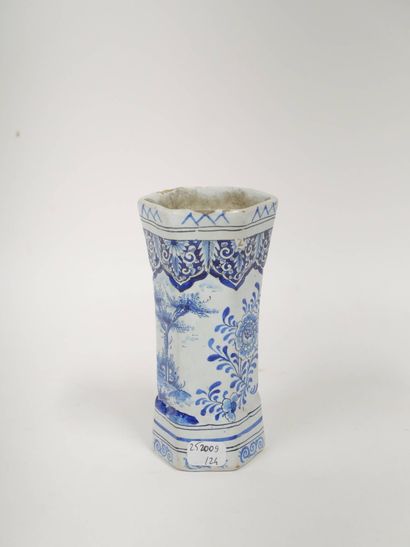 DELFT 
Petit vase en faïence à six pans,...