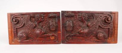 Deux panneaux de bois sculpté figurant deux...