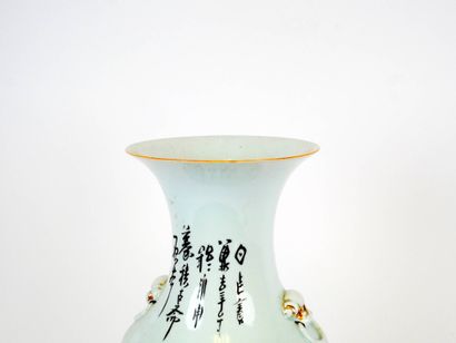 CHINE, XXeme, 
Vase balustre en porcelaine...