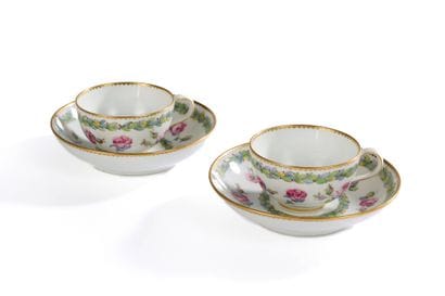 SÈVRES, dans le goût.
Paire de tasses à thé...