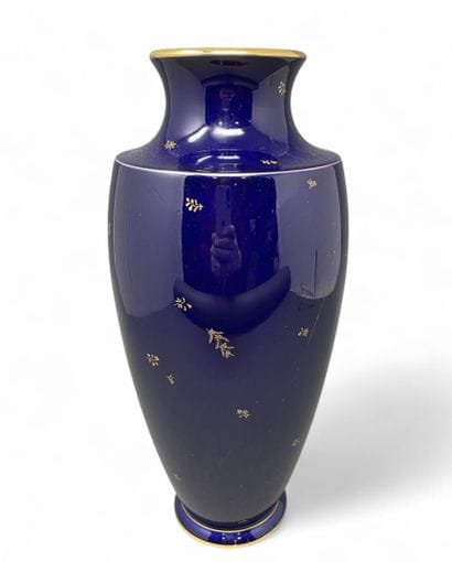 SÈVRES
Vase en porcelaine bleu de four à...