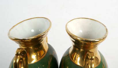 Paire de vases en porcelaine blanche et dorée...