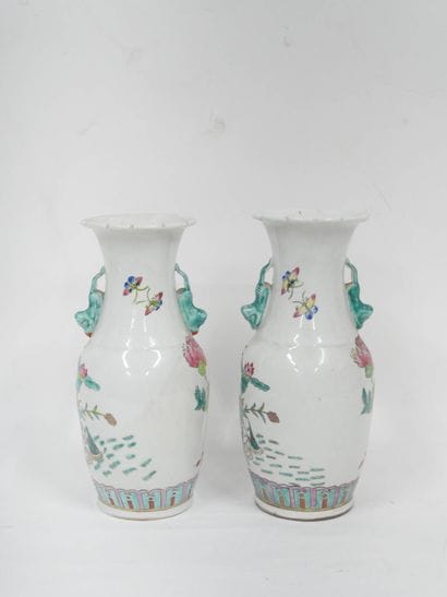 Chine moderne.
Paire de vases en porcelaine...