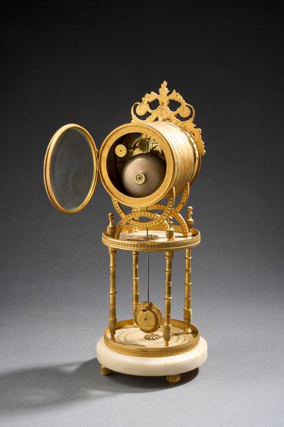 Pendule squelette en bronze doré et marbre...
