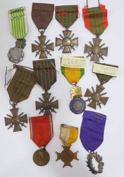 Lot comprenant onze médailles, croix et décorations...