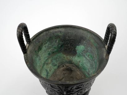 CHINE - XIXe siècle
Brûle-parfum en bronze...