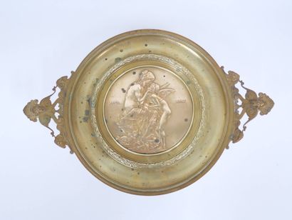 Coupe quadripode en bronze doré au médaillon...