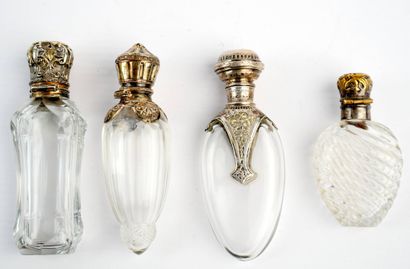 Quatre flacons de sels du XIXème siècle :
-...