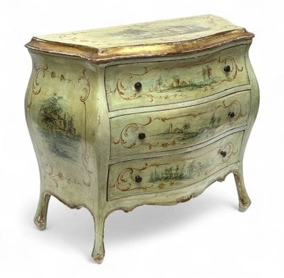 Commode galbée en bois laqué vert à décor...