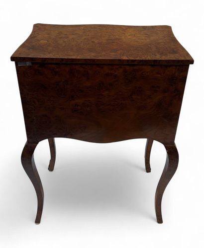 Table de chevet de style Louis XV en acajou
Pieds...