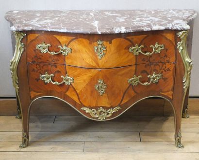 Deux commodes de style Louis XV formant pendant...