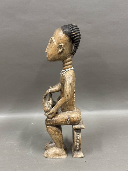 Maternité africaine en bois sculpté et collier...