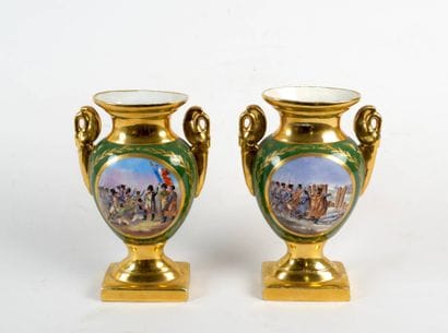 Paire de vases en porcelaine blanche et dorée...