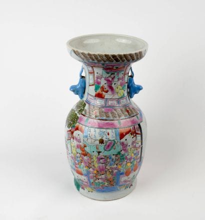 CHINE - XXe siècle
Vase de forme balustre...