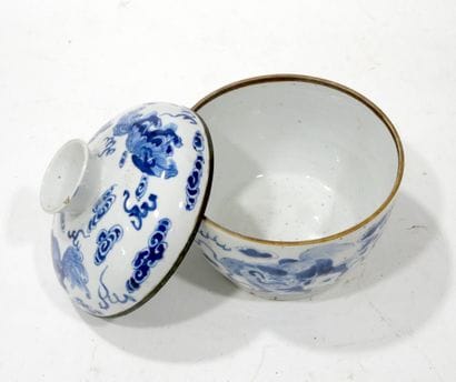 Chine pour le Vietnam. 
Bol couvert en porcelaine...
