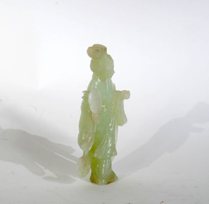 CHINE, XXe siècle 
Personnage au miroir
Statuette...