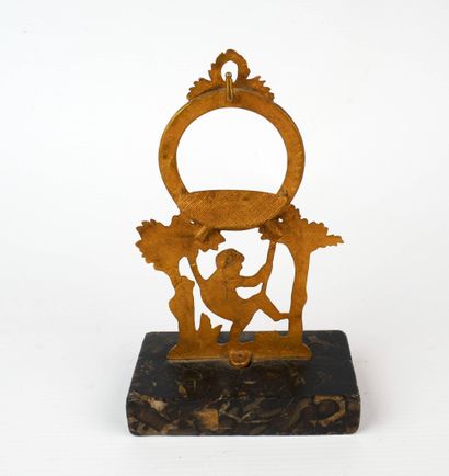 Porte-montre en métal doré figurant un putto...