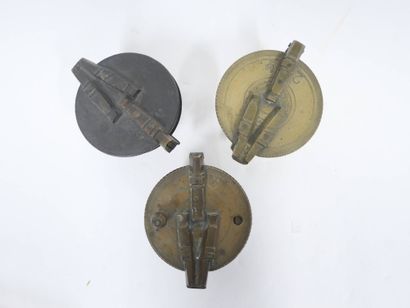 Ensemble de trois piles de poids en bronze...