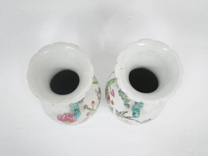 Chine moderne.
Paire de vases en porcelaine...
