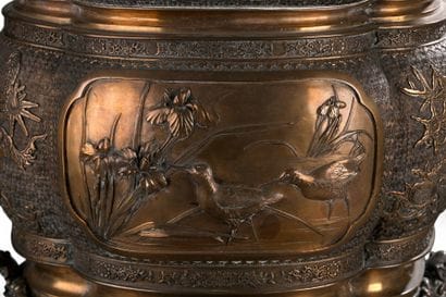 JAPON - Époque Meiji
Grand cache-pot en bronze...