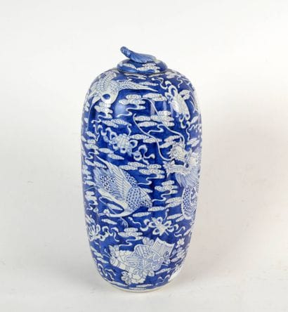 CHINE, XXe siècle
Grand vase couvert en porcelaine...