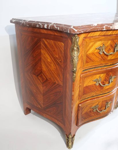 Commode en arbalète marquetée toutes faces...