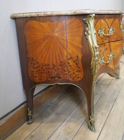 Deux commodes de style Louis XV formant pendant...