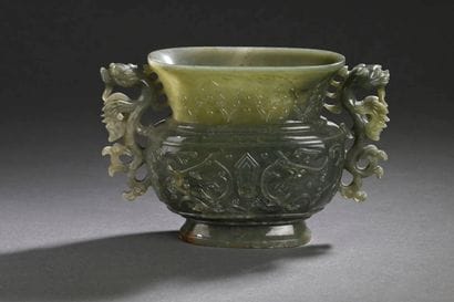 CHINE - Début XXe siècle
Vase de forme archaïsante...