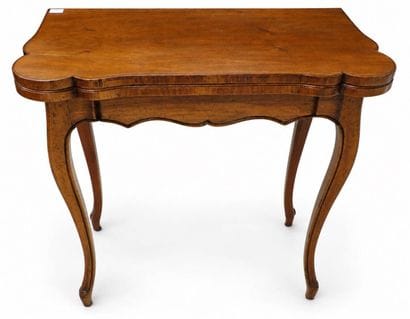Table à jeux portefeuille à ceinture découpée...