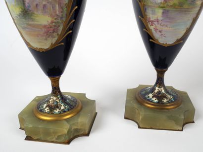 Paire de vases couverts en porcelaine dans...