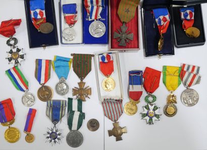 Ensemble de 22 décorations civiles et militaires...