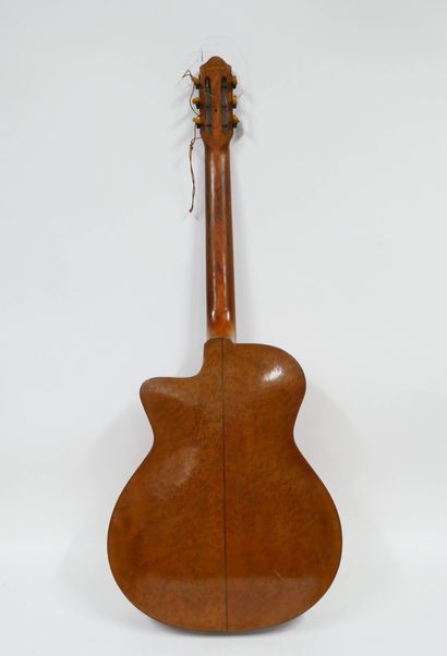 Guitare sèche portant sa marque au fer 