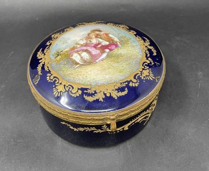 Boîte en porcelaine de forme ronde à couvercle...