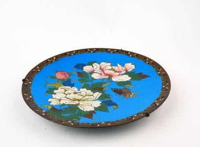 Plat rond à décor en émaux cloisonnés d'un...